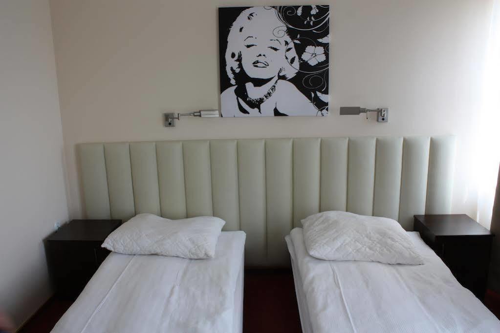 Hotel Piemont Pabianice Buitenkant foto